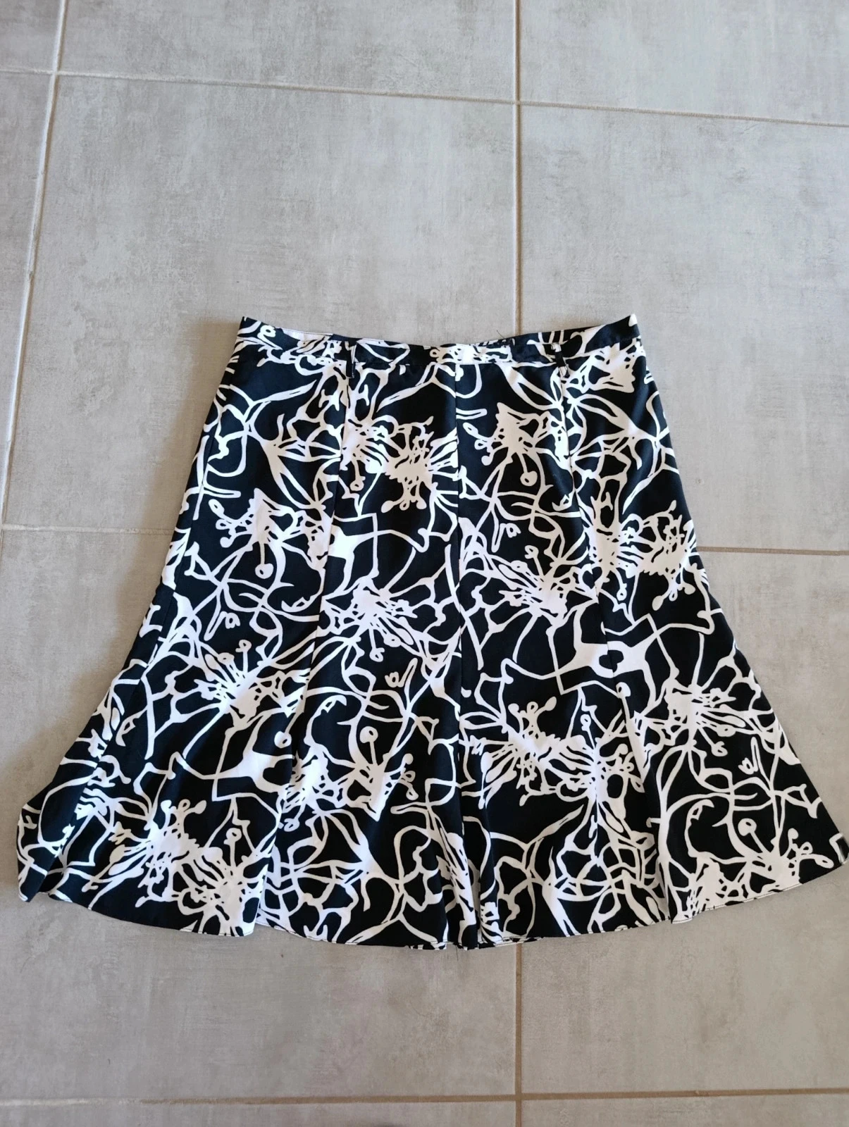 Jupe femme un temps pour elle taille 50 noire et blanche fleurie – longueur 70 cm